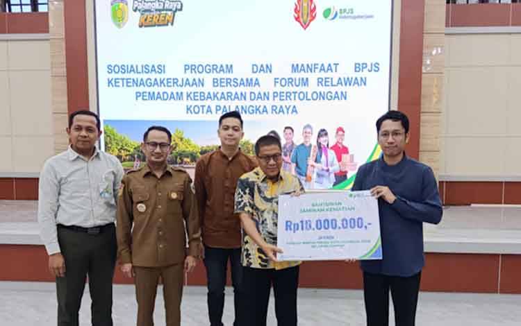 Ketua DPRD Palangka Raya Serahkan Santunan JKM untuk Relawan Damkar