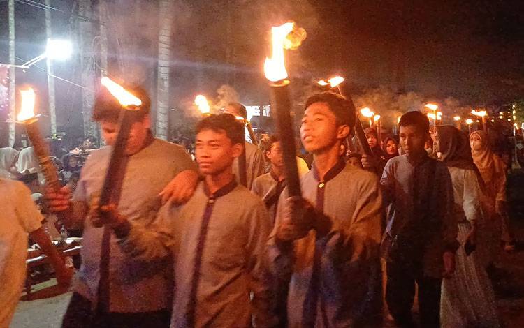 Pawai obor di Kecamatan Baamang, Selasa malam, 26 Mei 2026. (FOTO: DEWIP)