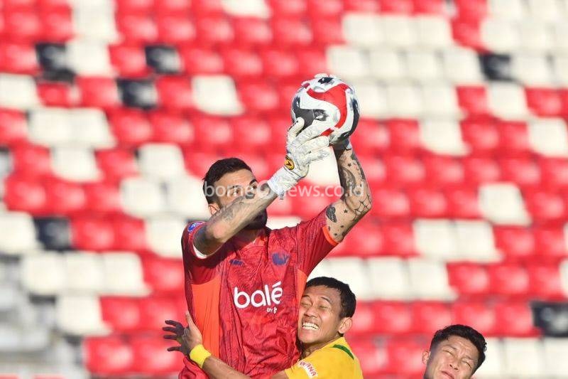 Arema FC Resmi Berpisah dengan Kiper Lucas Frigeri Setelah Dua Musim