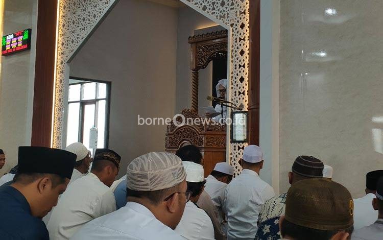 Khotib Salat Idul Adha Masjid Natabel Jannah Palangka Raya Ajak Jemaah Teladani Ketaatan Nabi Ibrahim dan Ismail