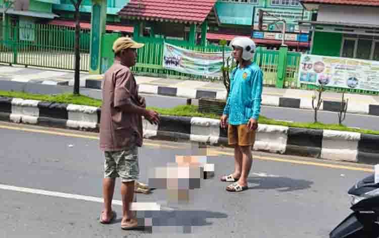 Seorang Wanita Diduga Hendak Bunuh Diri Rebahan di Tengah Jalan Ahmad Yani Martapura