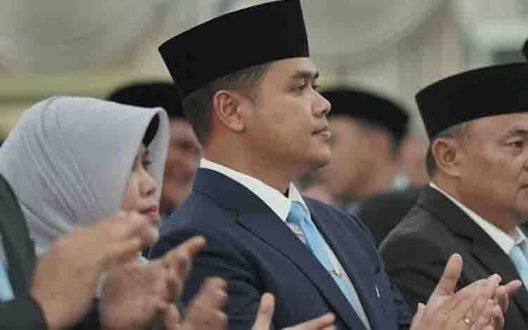 Kadisdik Provinsi Kalteng, Muhammad Reza Prabowo saat ikuti pelantikan di Istana Isen Mulang. (FOTO: MARINI)