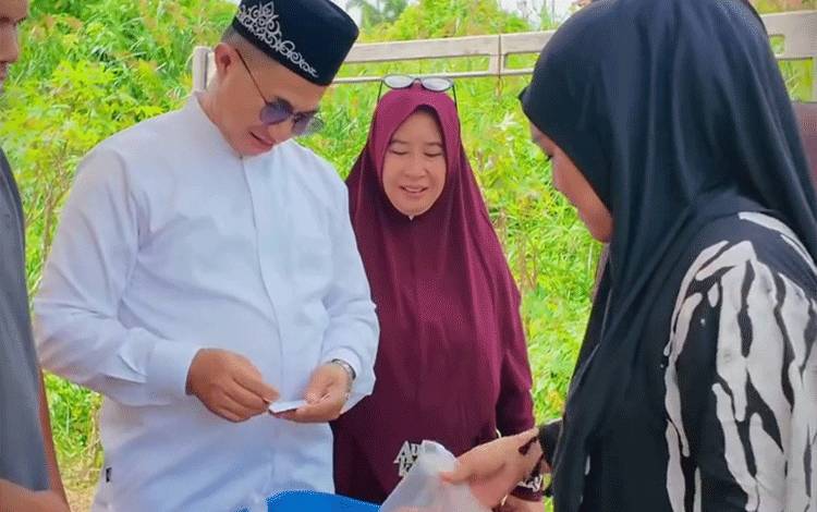 Wakil Ketua III DPRD Kalteng Tinjau Pembagian Daging Kurban di Palangka Raya