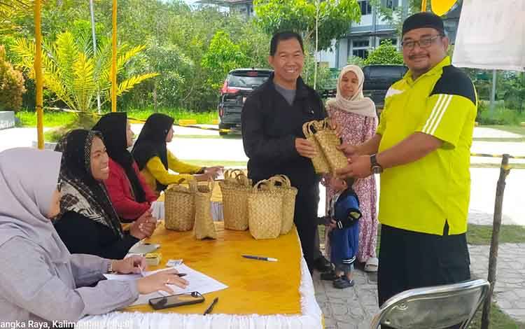 Masjid Al Farid Bagikan 800 Paket Daging Kurban dengan Wadah Purun