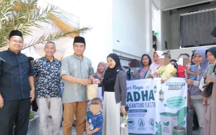 Wawali Palangka Raya Apresiasi Pembagian Daging Kurban untuk Anak Stunting di Masjid Al Farid
