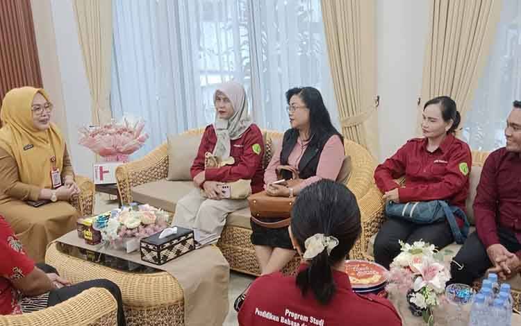 Dispursip Kalteng Sambut Donasi Buku Akademisi untuk Referensi Perpusda