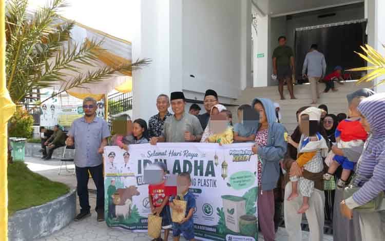 Wawali Palangka Raya Nilai Pembagian Daging Kurban untuk Anak Stunting Sangat Tepat
