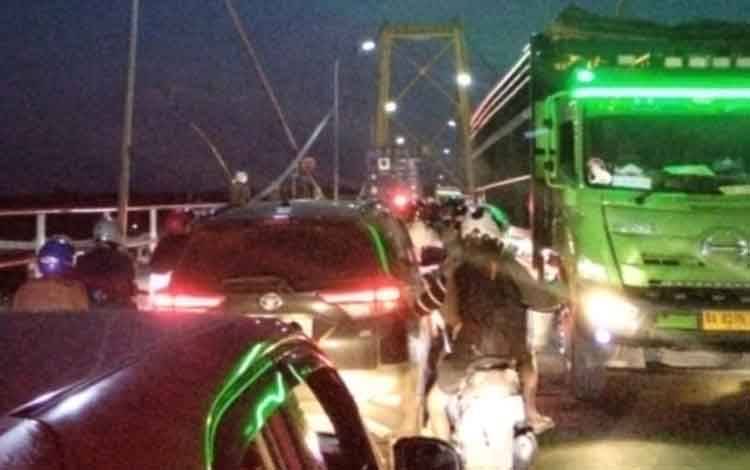 Truk Muatan Besi Gagal Menanjak, Antrean Kendaraan Mengular di Jembatan Barito