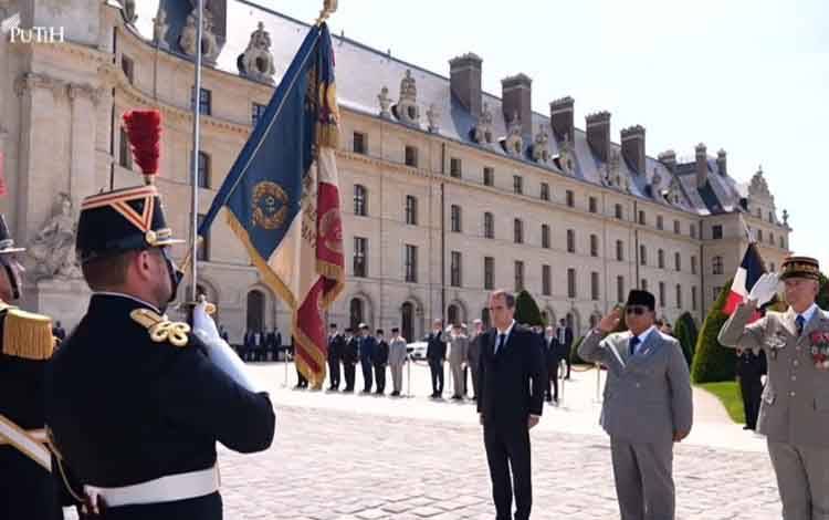 Momen Prabowo Disambut Upacara Kenegaraan saat Tiba di Les Invalides