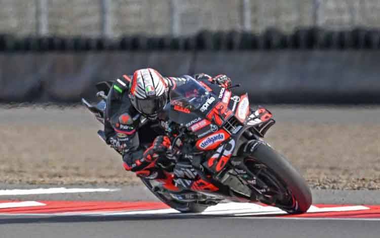 Pembalap Aprilia Racing Marco Bezzecchi memacu sepeda motornya saat Sprint Race MotoGP Indonesia 2025 di Sirkuit Internasional Pertamina Mandalika, Lombok Tengah, Nusa Tenggara Barat, Sabtu (4/10/2025). Marco Bezzecchi menjuarai sesi tersebut dengan finis tercepat pertama dengan total waktu 19 menit 37,047 detik disusul Fermin Aldeguer di posisi kedua dan Raul Fernandez di posisi ketiga. ANTARA FOTO/Ahmad Subaidi/nz