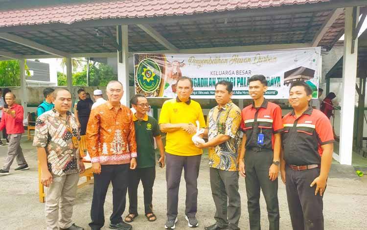 Bonny Sanggah bersama keluarga besar Pengadilan Tinggi Palangka Raya menyerahkan daging kurban kepada masyarakat dalam rangka Hari Raya Iduladha 1447 Hijriah. (FOTO:APRI)