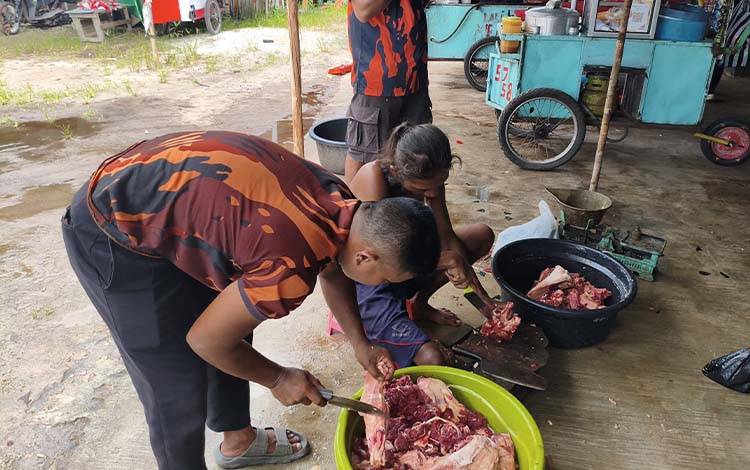 Suasana pemotongan daging kurban Pemuda Pancasila Palangka Raya (Foto : IST)