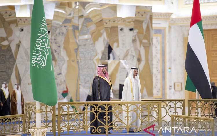 Arsip foto - Putra Mahkota dan Menteri Pertahanan Arab Saudi Mohammad bin Salman al-Saud (Kiri) disambut oleh Penasihat Keamanan Nasional Uni Emirat Arab (UEA), Tahnoun bin Zayed Al Nahyan (Kanan) dalam sebuah upacara resmi di istana kepresidenan Qasr Al-Wqman di Abu Dhabi, UEA pada 7 Desember 2021. ANTARA/Anadolu Agency/pri.