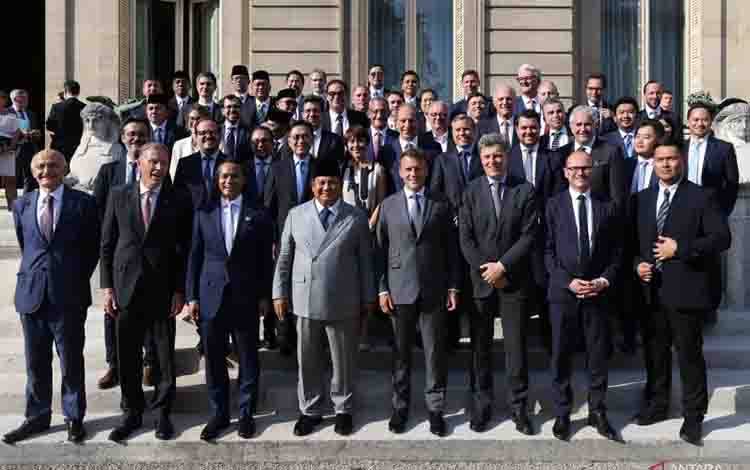 Presiden Prabowo Subianto (empat kiri) dan Presiden Prancis Emmanuel Macron (empat kanan) berfoto bersama delegasi Indonesia dan Prancis yang tergabung dalam Dewan Bisnis Indonesia-Prancis di Paris, Kamis (28/5/2026). ANTARA/HO-BPMI Sekretariat Presiden.