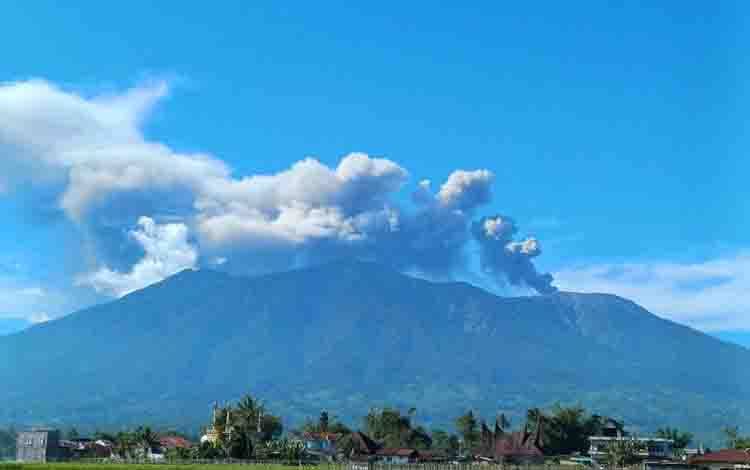 Gunung Marapi Erupsi Semburkan Kolom Abu Setinggi 2.000 Meter