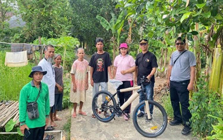 Setelah Viral dan Dipastikan Kembali Sekolah, Umar Kini Terima Sepeda dari Pemkab Kapuas