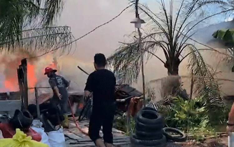 Sempat Terdengar Ledakan Saat Rumah dan Gudang di Kelurahan Sabaru Terbakar