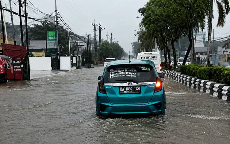 Banjir Rendam Jalur Utama Ahmad Yani Banjarbaru, Sejumlah Kendaraan Dilaporkan Mogok