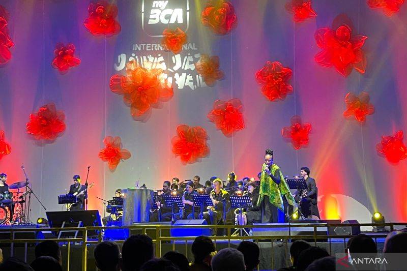 Penampilan penyanyi asal Amerika Serikat, Lisa Simone, bersama big band Australia, Harbourside Jazz, dalam gelaran myBCA International Java Jazz Festival 2026 di Nusantara International Convention Exhibition (NICE) PIK 2, Tangerang, Banten, Sabtu (30/5/2026) malam. (ANTARA/Sri Dewi Larasati)