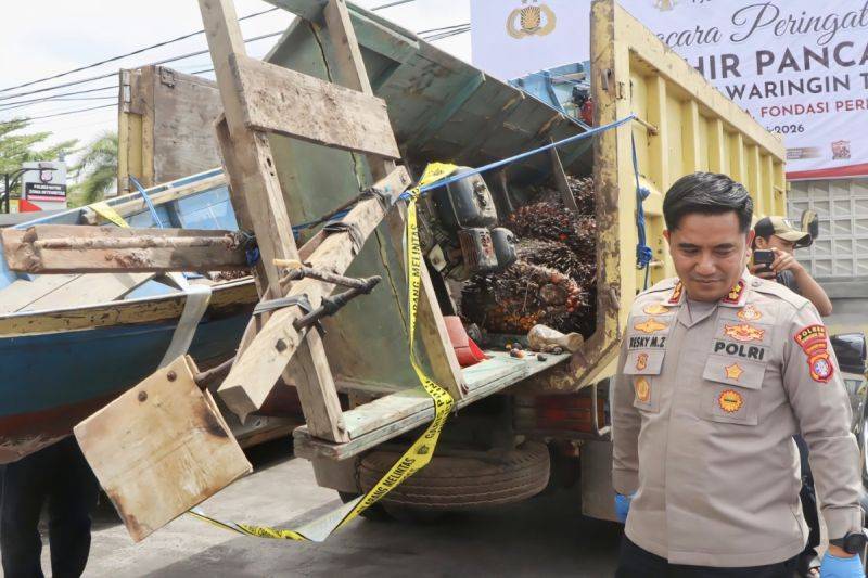 Kapolres Kotim AKBP Resky Maulana Zulkarnain meninjau barang bukti dari aksi pencurian sawit, Sampit, (30/5/2026). ANTARA/HO-Polres Kotim