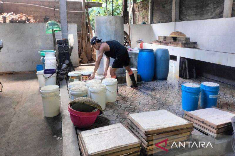 Perajin Tahu Tetap Bertahan di Tengah Lonjakan Harga Kedelai