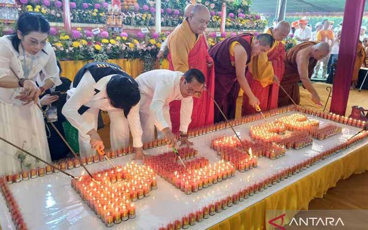 Umat Buddha Nyalakan Pelita Perdamaian dalam Rangkaian Waisak