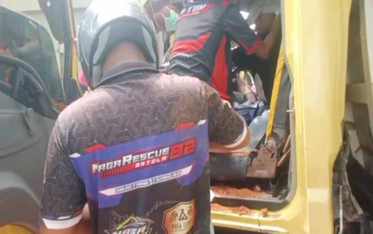 2 Truk Terlibat Kecelakaan di Trans Kalimantan Km 12, Sopir Terjepit