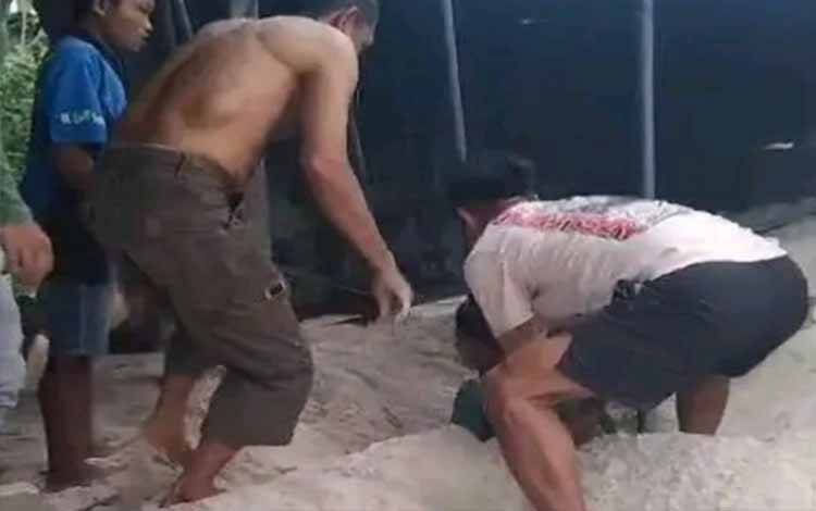 Anak Sempat Tertimbun Pasir saat Truk Terbalik di Sungai Asam, Berhasil Diselamatkan Warga