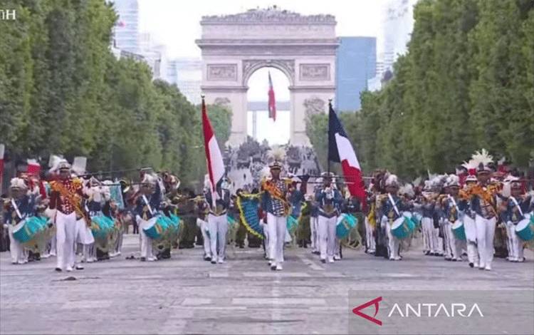 Tangkapan layar - Kontingen Indonesia tampil pada parade militer Bastille Day di Champs-?lyt?es, Paris, Prancis, Senin (14/7/2025). /ANTARA/Fathur Rochman.