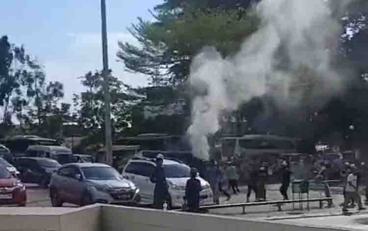 Mobil Taksi Terbakar di Halaman Masjid Al-Karomah Martapura, Jemaah Sempat Panik