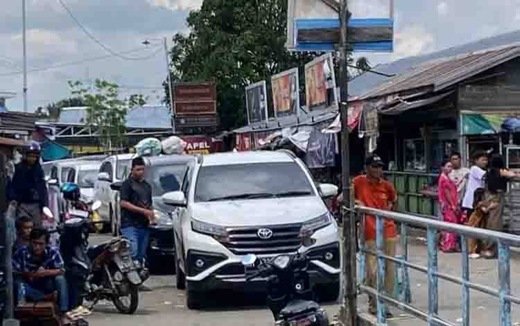 Antrean kendaraan di kawasan penyeberangan feri Mandomai-Sei Putung, Kabupaten Kapuas, Senin, 1 Juni 2026. (FOTO: LInda)