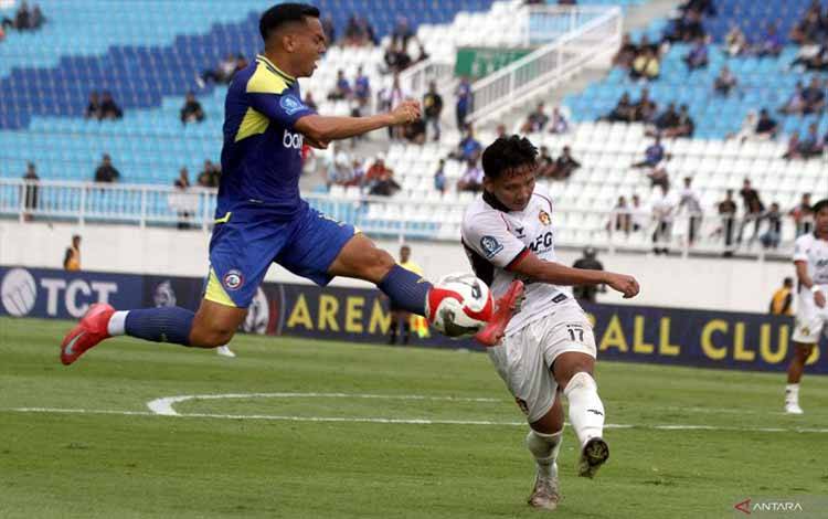 Pesepak bola Arema FC Valdeci Moreira Da Silva (kiri) berusaha menahan bola yang ditendang pesepak bola Persik Kediri Syahrian Abimanyu (kanan) dalam pertandingan BRI Super League di Stadion Kanjuruhan, Malang, Jawa Timur, Minggu (11/1/2026). ANTARA FOTO/Ari Bowo Sucipto/YU