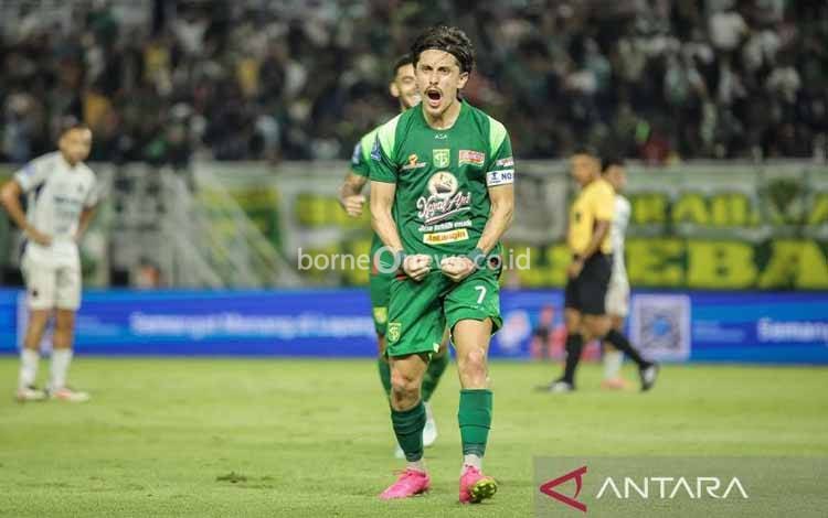 Arsip - Pesepak bola Persebaya Surabaya Francisco Rivera berselebrasi usai mencetak gol ke gawang Persita Tangerang pada pertandingan BRI Super League di Stadion Gelora Bung Tomo, Surabaya, Jawa Timur, Sabtu (4/4/2025). ANTARA FOTO/Rizal Hanafi/tom.