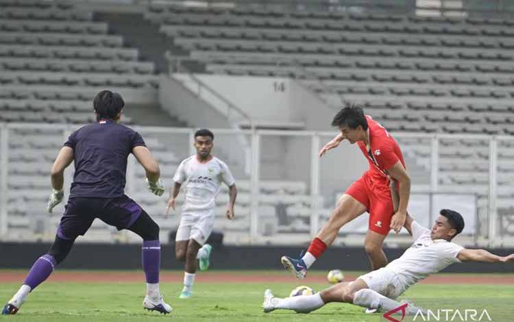 Pesepak bola Timnas Indonesia Mathew Baker (kedua kanan) menendang bola dengan diadang Muhammad Ferarri (kanan) saat berlatih tanding dalam pemusatan latihan jelang Piala AFF 2026 di Stadion Madya, Senayan, Jakarta, Sabtu (30/5/2026). ANTARA FOTO/M Risyal Hidayat/hma