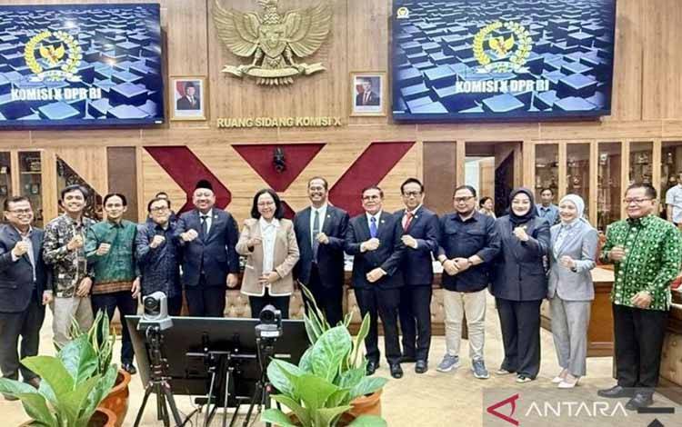 Delegasi Asosiasi Dosen ASN PPPK Indonesia (ADAPI) foto bersama dengan Komisi X DPR RI setelah Rapat Dengar Pendapat Umum (RDPU) di Kompleks Parlemen Senayan, Jakarta, Rabu (20/5/2026). ANTARA/HO-Dokumentasi Pribadi