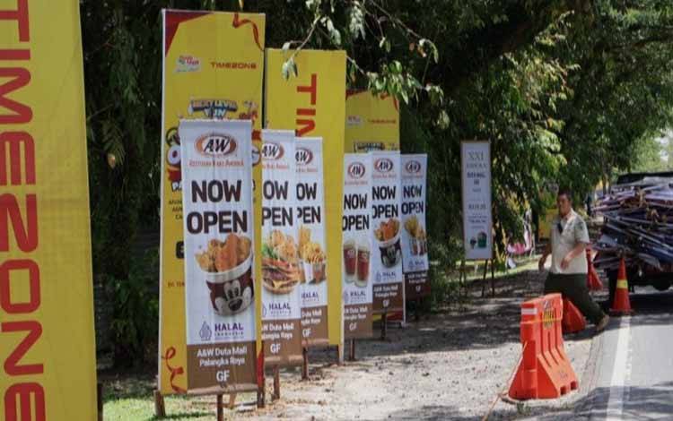 Tim Bapenda Palangka Raya saat melakukan pengawasan terhadap media promosi di Jalan Protokol. (FOTO: HUMAS)