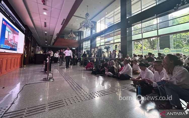 Pendukung dan Pengemudi Ojol Nobar Sidang Pleidoi Nadiem di PN Jakarta Pusat