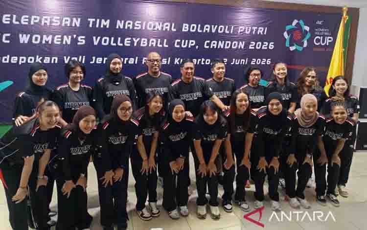 Para pemain dan ofisial timnas bola voli putri Indonesia, berpose bersama dalam kegiatan pelepasan timnas, di Padepokan Voli Jenderal Polisi Kunarto, Sentul, Jawa Barat, Selasa (2/6/2026). ANTARA/Donny Aditra