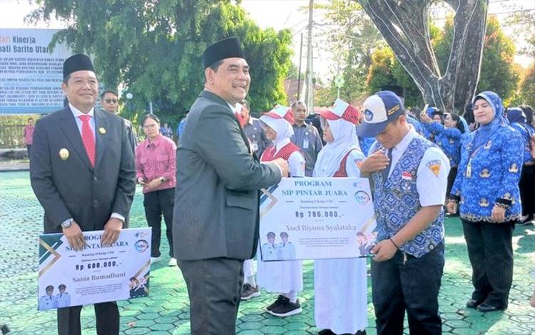 Bupati Barito Utara Shalahuddin didampingi Wakil Bupati Felix Sonadie Y Tingan, menyerahkan secara simbolis Program SIP Pintar Juara usai Peringatan Hari Pendidikan Nasional di Muara Teweh, Sabtu (2/5/2026). ANTARA/Dokumen Pribadi