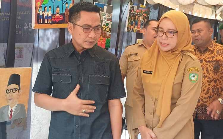 Wakil Ketua Komisi III DPRD Kotawaringin Timur, Riskon Fabiansyah (kemeja hitam) bersama Kepala Dinas Pendidikan Kotim Yolanda Lonita Fenisia. (FOTO: IST)