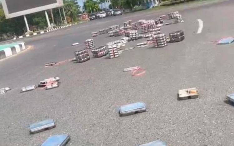 Belasan Ompreng Program MBG Palangka Raya Terjatuh di Jalan Saat Distribusi, ini Kata BGN