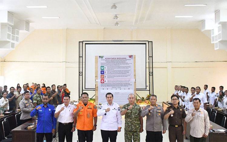 Wakil Bupati Pulang Pisau Ahmad Jayadikarta didampingi unsur Forkopimda, BPBD, TNI, Polri, kejaksaan, serta perwakilan instansi dan relawan berfoto bersama usai mengikuti Sosialisasi Pencegahan dan Pengendalian Kebakaran Hutan dan Lahan (Karhutla) Tahun 2026 di Aula Bapperida Kabupaten Pulang Pisau, Rabu, 3 Juni 2026. (FOTO: RETHA)