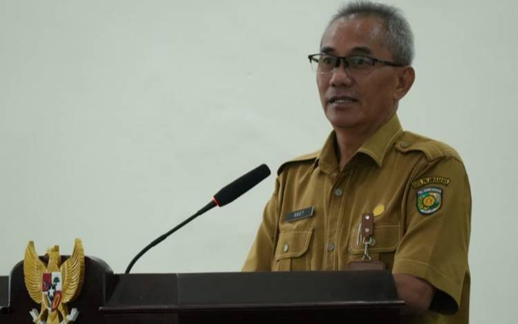 Sekda Kota Palangka Raya, Arbert Tombak saat membuka sosialisasi ASB Fisik dan Non Fisik. (FOFO: HUMAS)