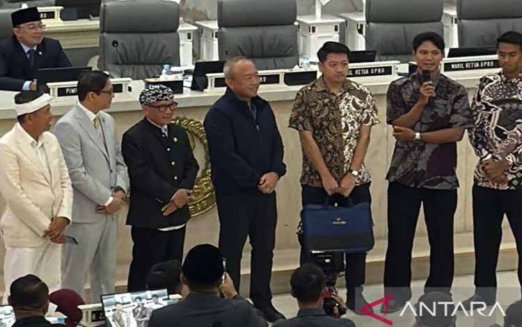 Persib Bandung Terima Bonus Juara Rp1 Miliar dari KDM