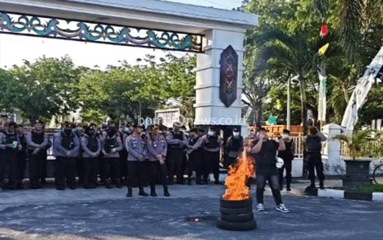 Demo cat biru di depan Kantor PUPR Kalteng, Rabu (3/6/2026). (Foto:MARINI)