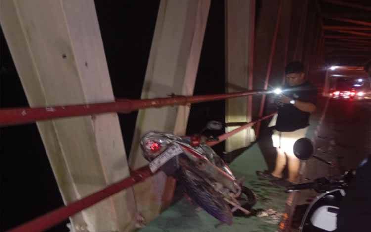 Diduga Tabrak Buritan Truk, 2 Korban Terluka di Jembatan Pulau Petak Kapuas