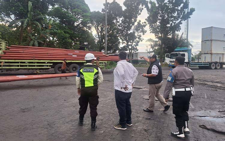 Dua Pekerja Bongkar Muat di Kumai Terjatuh dari Truk Usai Dihantam Tiang Listrik, Satu Korban Kritis