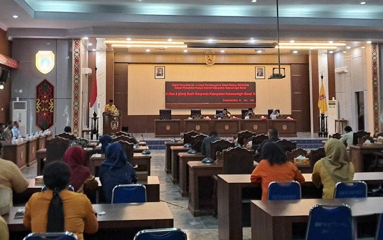 Wabup Kobar Suyanto saat rapat paripurna DPRD Kobar, 4 Juni 2026.