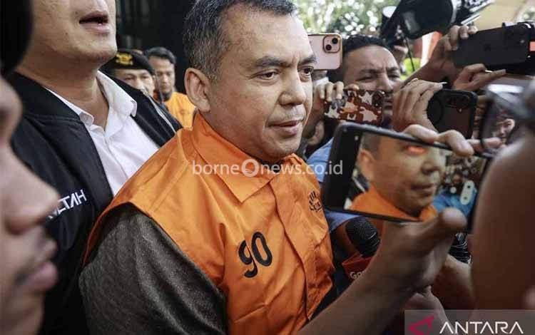 Wakil Menteri Imigrasi dan Pemasyarakatan (Imipas) Silmy Karim (tengah) berjalan dengan mengenakan rompi tahanan usai menjalani pemeriksaan di Gedung Merah Putih KPK, Jakarta, Kamis (4/6/2026). Setelah memeriksa Silmy selama lebih dari 10 jam, KPK menetapkannya sebagai tersangka kasus dugaan korupsi terkait pengurusan izin tinggal warga negara asing (WNA) di Indonesia. ANTARA FOTO/Dhemas Reviyanto/YU