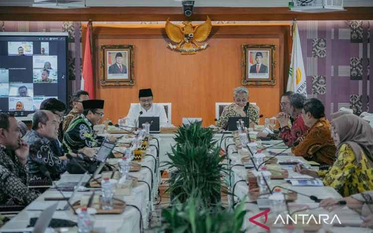 Menteri Sosial Saifullah Yusuf (kiri depan) dan Wakil Menteri Sosial Agus Jabo Priyono memimpin rapat pimpinan Kementerian Sosial di Jakarta, Kamis (4/6/2026). Hadir dalam rapat tersebut Sekretaris Jenderal Kemensos Robben Rico, Direktur Jenderal Rehabilitasi Sosial Supomo, Direktur Jenderal Pemberdayaan Sosial Mira Riyati Kurniasih, Direktur Jenderal Perlindungan dan Jaminan Sosial Agus Zainal Arifin, Plt Inspektur Jenderal Dody Sukmono, serta para pejabat pimpinan tinggi pratama di lingkungan